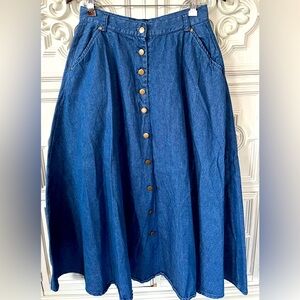 Vintage denim button down skirt.  #vintage #vintagedenim